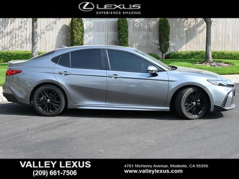 Used 2025 Toyota Camry SE w/ Convenience Package FWD image 3