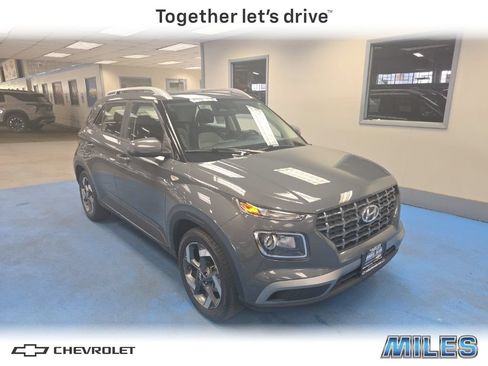 Used 2025 Hyundai Venue SEL FWD image 1