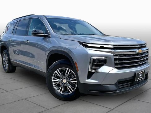 Used 2024 Chevrolet Traverse LT FWD image 3