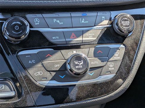 New 2026 Chrysler Pacifica Select AWD/4WD image 13