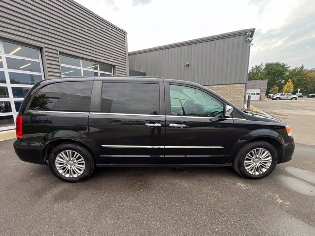 Used 2016 Chrysler Town & Country Touring-L w/ Driver Convenience Group FWD image 4