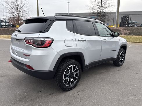 Used 2024 Jeep Compass Trailhawk image 9