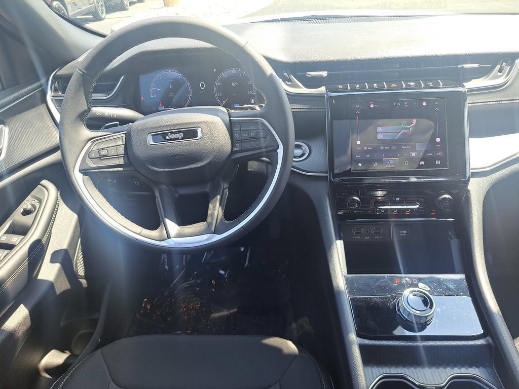Certified 2025 Jeep Grand Cherokee Laredo X AWD/4WD image 14