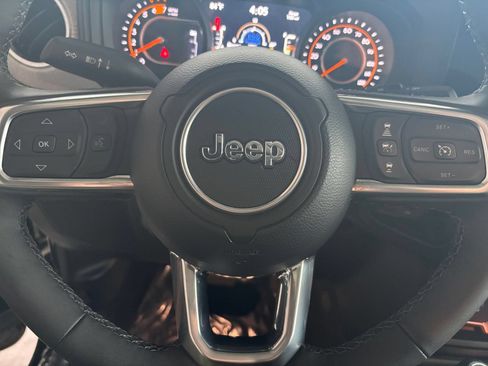 Used 2025 Jeep Wrangler Unlimited Sahara AWD/4WD image 28