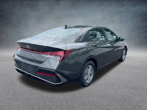Certified 2025 Hyundai Elantra SE FWD image 32