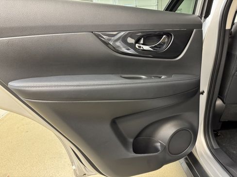 Used 2020 Nissan Rogue SV image 15