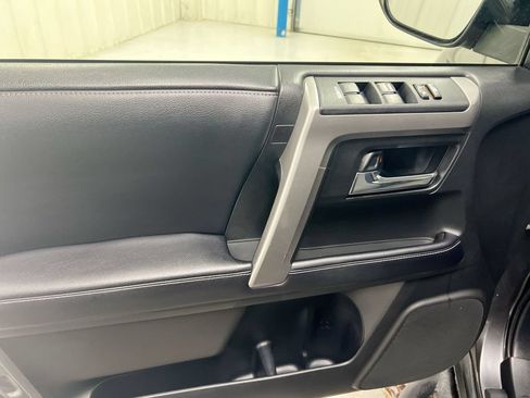 Used 2018 Toyota 4Runner SR5 AWD/4WD image 21