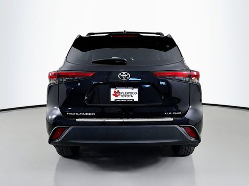 Used 2023 Toyota Highlander XLE AWD/4WD image 6