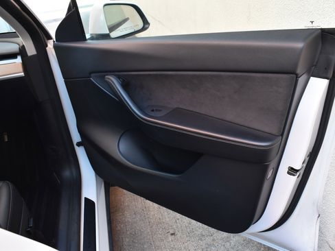 Used 2021 Tesla Model Y Long Range image 24