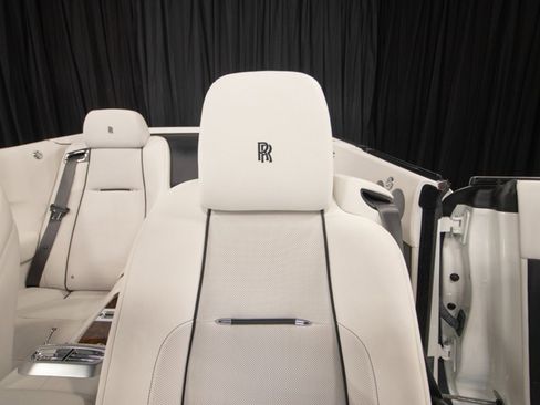 Used 2017 Rolls-Royce Dawn image 22