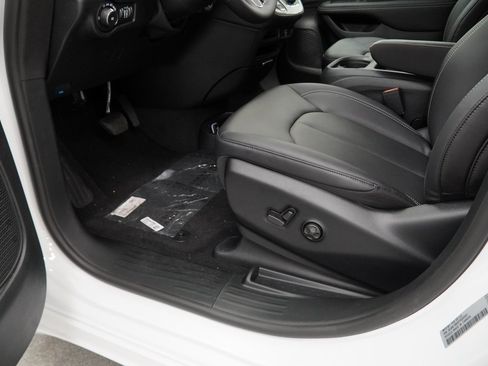 New 2026 Chrysler Pacifica Select image 28