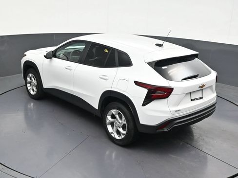 Used 2024 Chevrolet Trax LS w/ LS Convenience Package FWD image 17