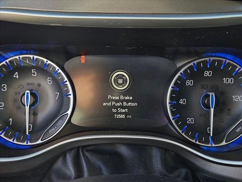 Used 2022 Chrysler Pacifica Touring-L image 14