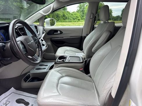Used 2021 Chrysler Pacifica Touring-L FWD image 15