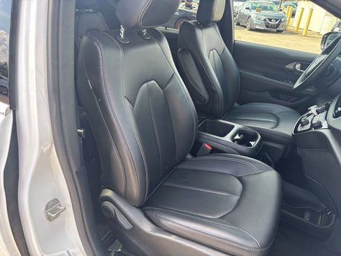 Used 2025 Chrysler Pacifica Select image 39