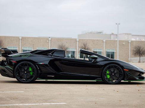 Used 2021 Lamborghini Aventador SVJ image 18