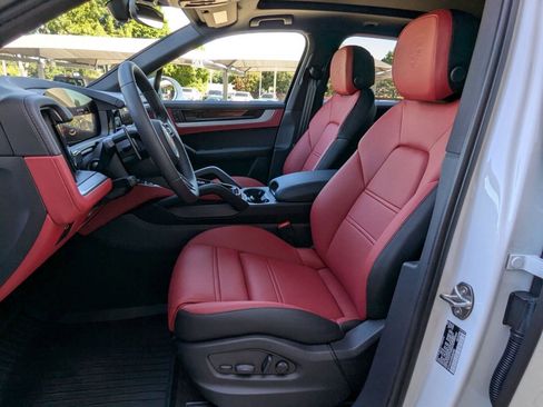 Certified 2025 Porsche Cayenne image 5