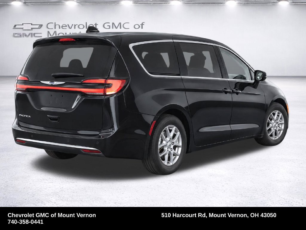 Used 2025 Chrysler Pacifica Select FWD image 4