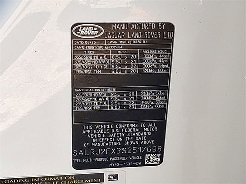 Used 2025 Land Rover Discovery S image 25