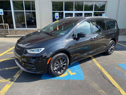 Used 2021 Chrysler Pacifica Touring w/ Uconnect Theater Family Group AWD/4WD image 2