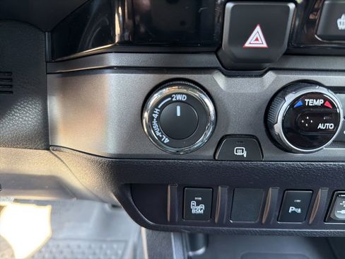 Used 2017 Toyota Tacoma TRD Sport w/ Premium & Technology Package AWD/4WD image 13