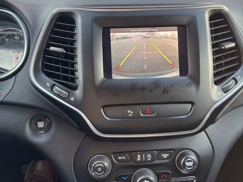 Used 2019 Jeep Cherokee Latitude Plus image 14