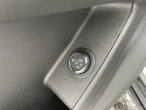 Used 2023 Chevrolet Traverse LT image 15