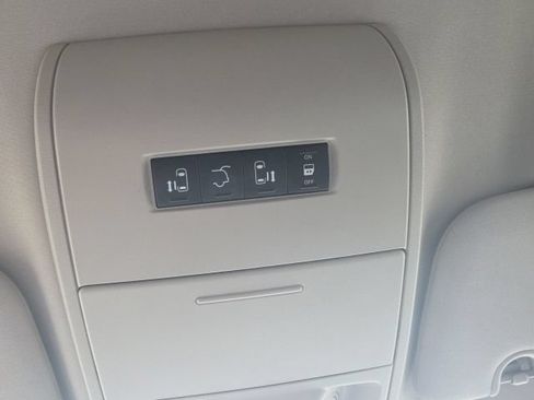 Used 2015 Chrysler Town & Country Touring w/ Driver Convenience Group FWD image 17