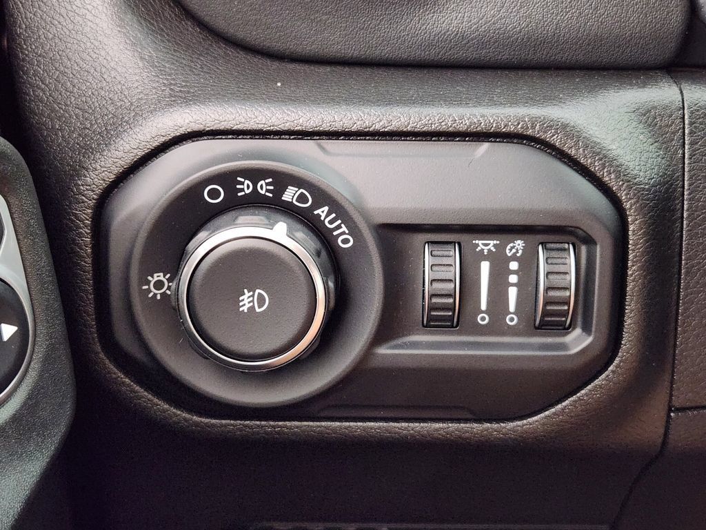 Used 2019 Jeep Wrangler Unlimited Sahara w/ Dual Top Group AWD/4WD image 27