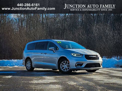 Certified 2022 Chrysler Pacifica Touring-L image 1