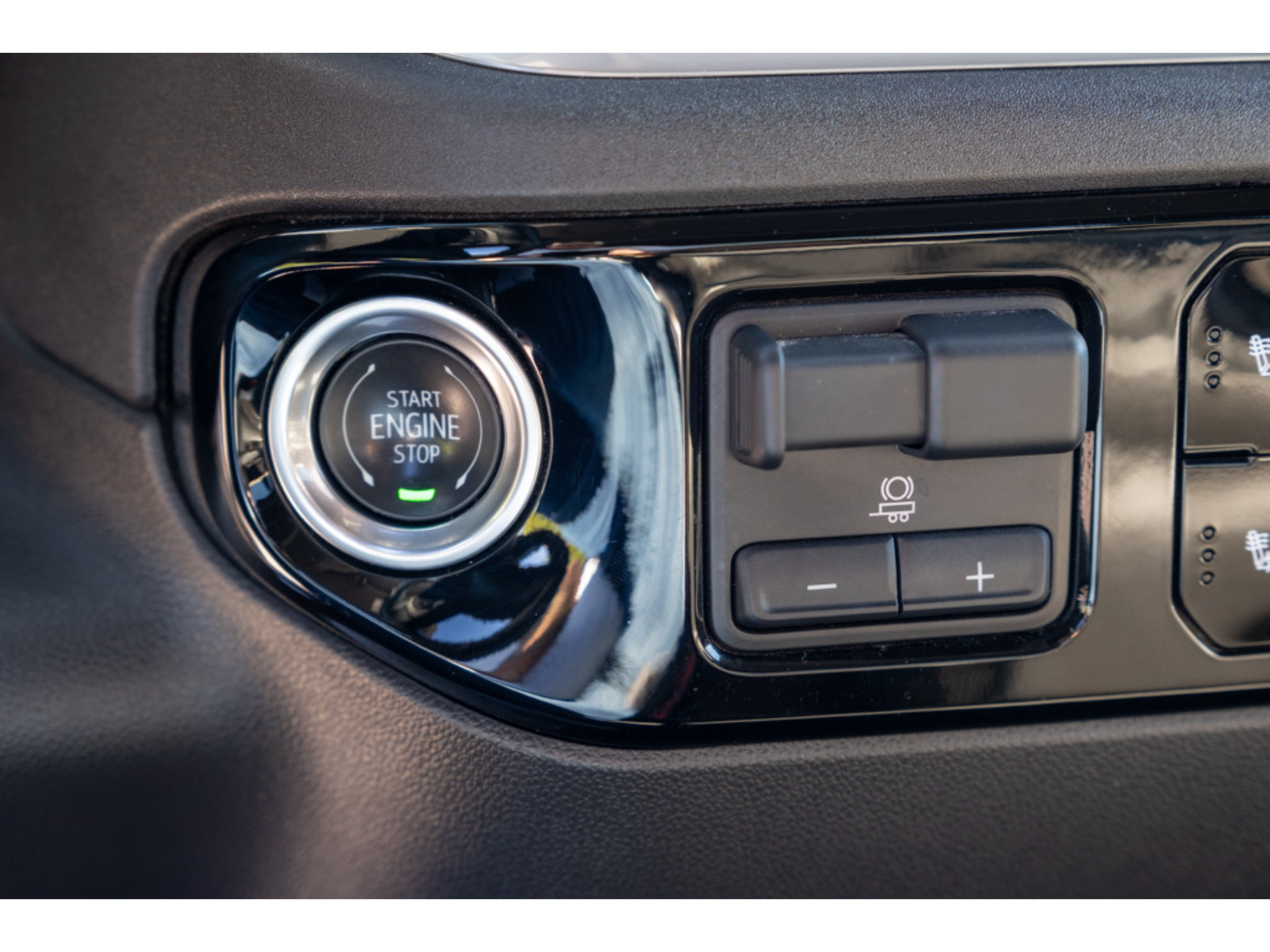 Used 2025 GMC Sierra 1500 SLT RWD image 28