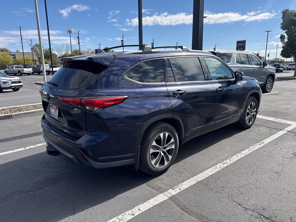Used 2022 Toyota Highlander XLE AWD/4WD image 5