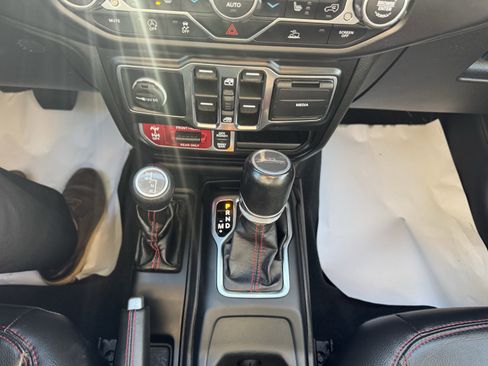 Used 2022 Jeep Gladiator Rubicon w/ Cold Weather Group image 17