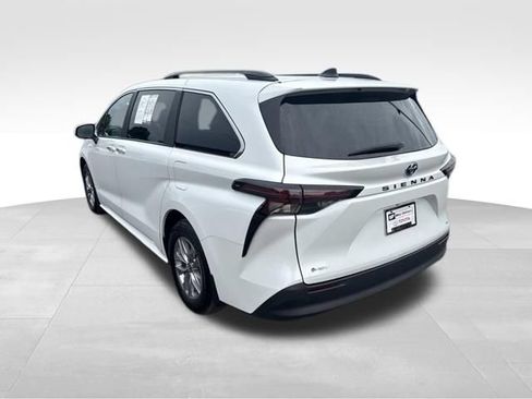 Used 2025 Toyota Sienna XLE FWD image 3