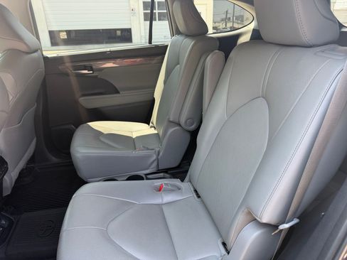 Used 2023 Toyota Highlander Limited AWD/4WD image 17