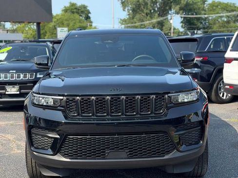 Used 2023 Jeep Grand Cherokee Altitude AWD/4WD image 1