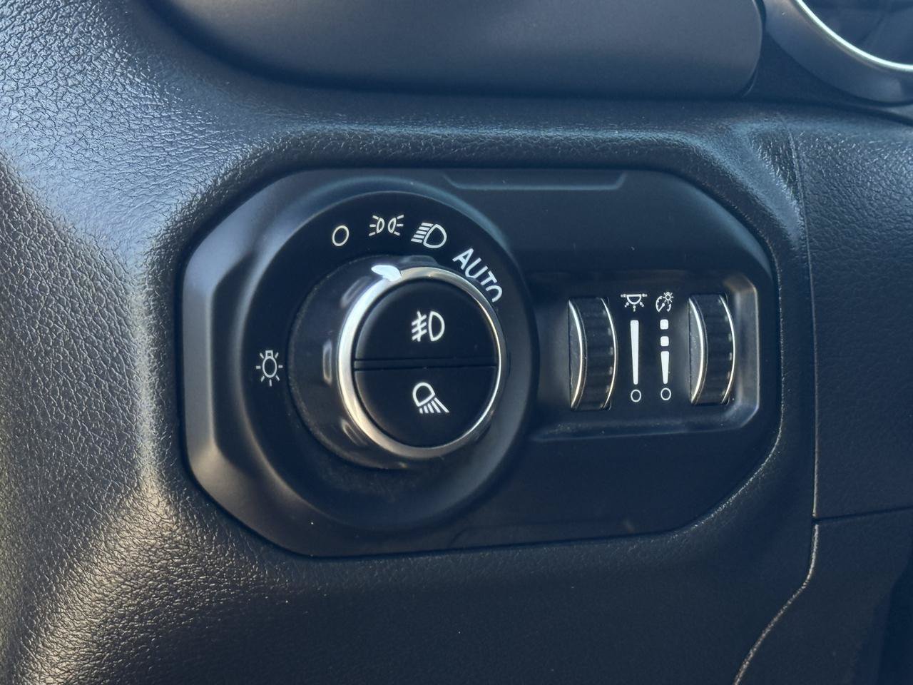 Used 2022 Jeep Gladiator Rubicon w/ Cold Weather Group AWD/4WD image 22