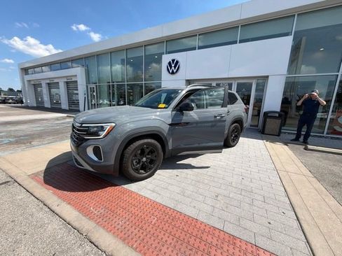 Used 2024 Volkswagen Atlas Peak Edition SE AWD/4WD image 3