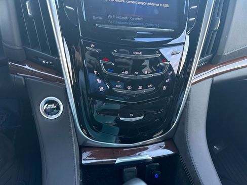 Used 2020 Cadillac Escalade Premium Luxury AWD/4WD image 11