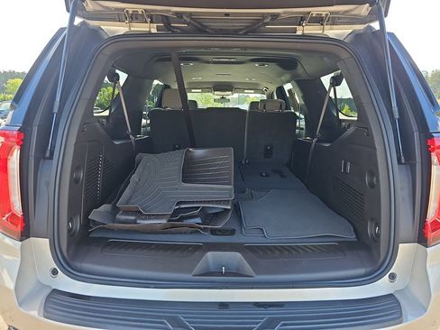 Used 2022 GMC Yukon XL SLE w/ Gmc Pro Safety Plus Package RWD image 18