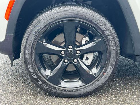 Used 2025 Jeep Grand Cherokee Altitude image 6