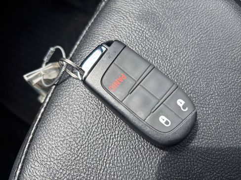 Used 2025 Jeep Compass Trailhawk AWD/4WD image 18