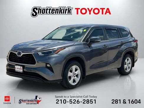 Used 2023 Toyota Highlander LE FWD image 1