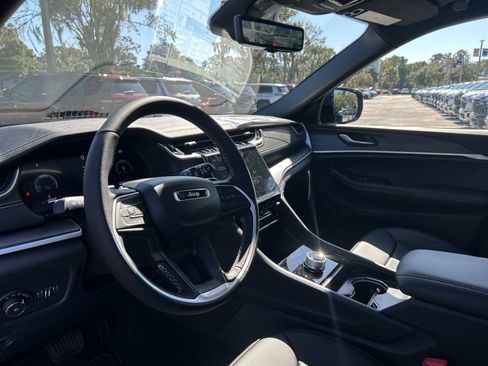 New 2025 Jeep Grand Cherokee Limited image 16