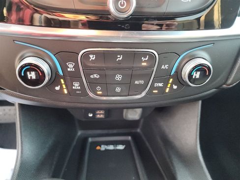 Used 2023 Chevrolet Traverse RS image 28