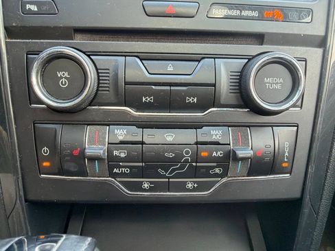 Used 2018 Ford Explorer XLT w/ XLT Appearance Package AWD/4WD image 17