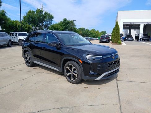 New 2026 Volkswagen Tiguan SE FWD image 1
