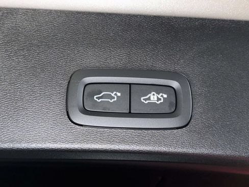 Used 2024 Volvo XC40 B5 Plus AWD/4WD image 18