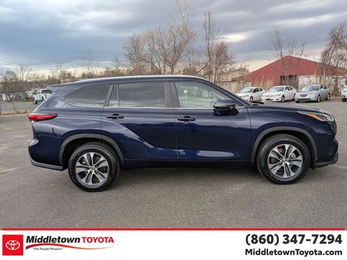 Used 2023 Toyota Highlander XLE image 2