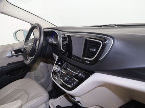 Used 2018 Chrysler Pacifica Touring-L FWD image 39